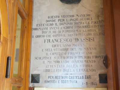 Varchiamo a questo punto la soglia, accedendo prima nell�anticamera dove � affissa un�epigrafe che ricorda il passaggio del Poverello d'Assisi...